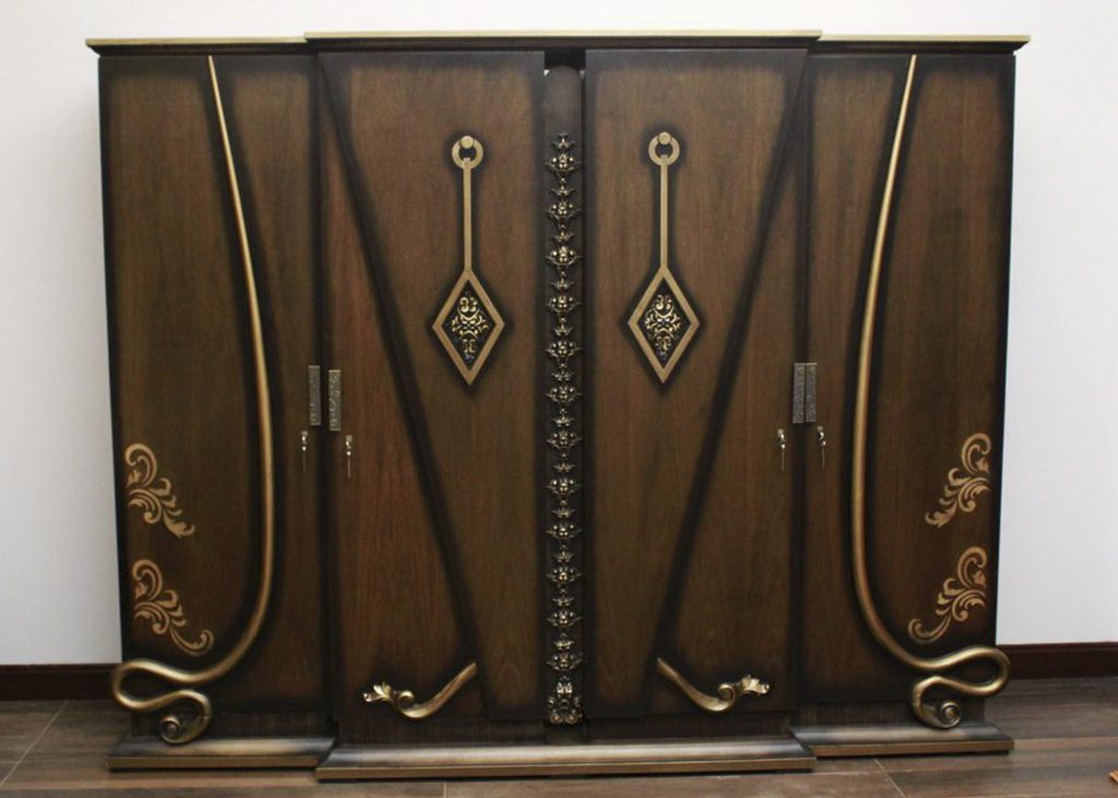 Chester – Wardrobe — optional